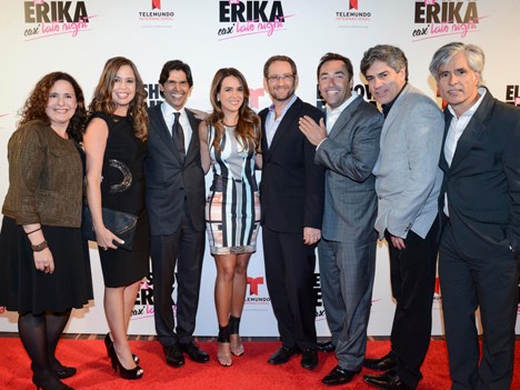 Marcos Santana, presidente, y Karen Barroeta, SVP Cable, de Telemundo Internacional; Erika de la Vega; Joshua Mintz, EVP & gerente general de Telemund