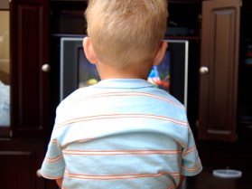 Niño mirando TV