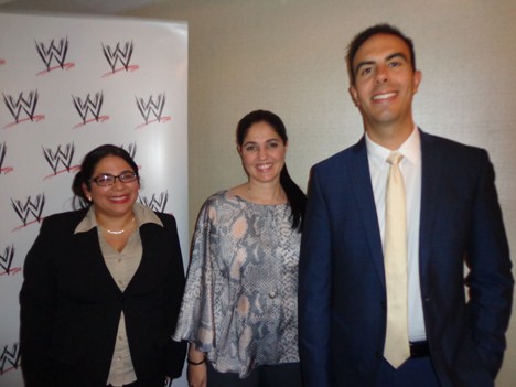Adelyn Ruiz-Lopez, gerente, relaciones con afiliados, y Emilio Revelo, SVP de Distribución, América Latina para WWE con Alma Orillac, de NexTV Panamá