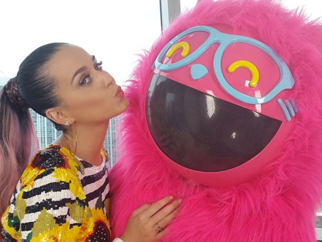 Katy Perry junto al gato Miaw de MTV