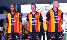 Slim Leones Negros nueva camiseta