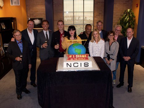 Armando Nuñez Jr., CEO de CBS Global Distribution Group, junto a protagonistas y productores de NCIS en la celebración
