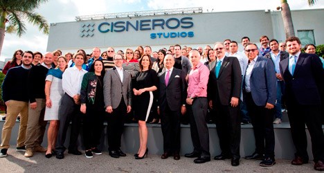 El equipo del Cisneros Studios encabezado por Gustavo Cisneros y Adriana Cisneros, presidente de la Junta Directiva y CEO de la Organización Cisneros, respectivamente, Miguel Dvorak, COO; Jonathan Blum, presidente de Cisneros Media; y Juan Carlos Sosa, EVP de Operaciones de Cisneros Studios