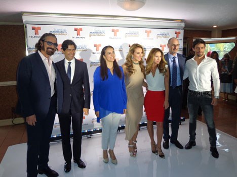 Marcos Santana, presidente de Telemundo Internacional, con Carmen Gloria López, directora ejecutiva de TVN Chile, y Luis Silberwasser, presidente de T