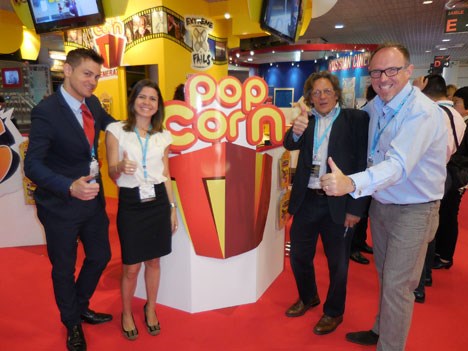 Antonio Molina, nuevo director de ventas, y Francoise-Xavier Poirier, CEO y fundador, de Novovision (bordes) con Luciana Nogueira y Loic Gosselin de Media Mundi