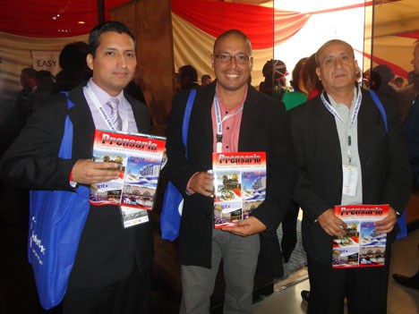 Jesús Angulo y Andrade (der.), gerente de Cable Visión de Perú, junto a Carlos Angulo Villar, jefe de sistemas, Carlos Espinoza Ruiz, jefe RRHH