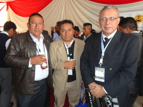 Daniel González Guevara, de Omnisat, Wimer Tume, de Telecable Smart, y Lorenzo Orrego Luna, director de control y supervisión de comunicaciones del MTC de Perú