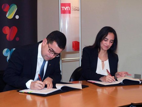 Guillermo Ponce y Carmen Gloria López firman el acuerdo entre VTR y TVN (Foto: 24Horas.cl)