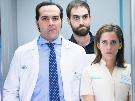Allí Abajo, comedia