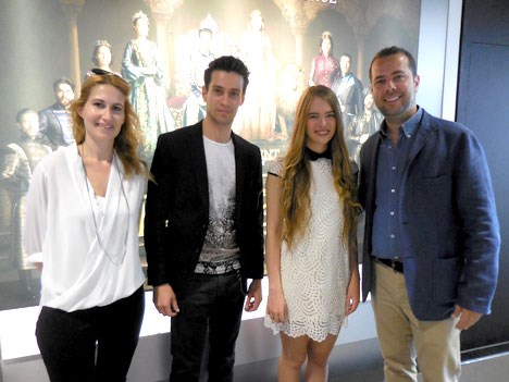 Ekin Koc y Anasasia Tsilimpiou, protagonistas de Magnificent Century Kosem (centro), con Selin Arat, directora de operaciones internacionales de TIMS Productions, y Izzet Pinto, CEO de Global Agency