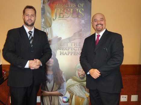 Edson Mendes, manager de ventas internacionales, y Delmar Andrade, director de ventas internacionales de Record