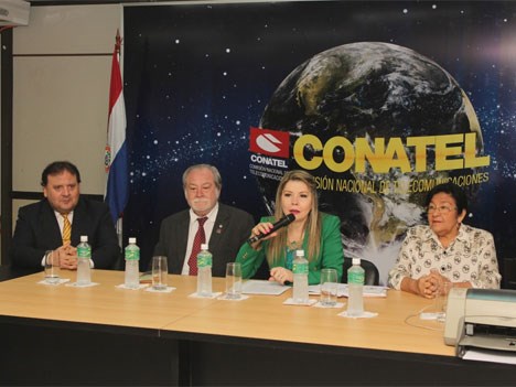 Teresita Palacios (centro) adelantó los puntos principales del Plan Nacional de Telecomunicaciones 2016-2020 (Foto: La Nación Paraguay)