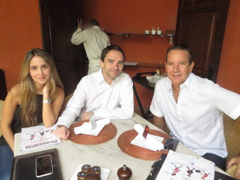 Adriana Castillo y Manuel Reveiz, de Viacom, con Javier Santelli de Univisa