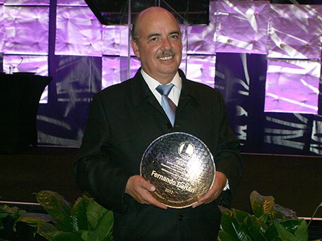 Ayer, en una ceremonia celebrada en el Glimmer Ballroom del Fontainbleau Resort de Miami, Fernando Gaitán recibió un reconocimiento a su trayectoria