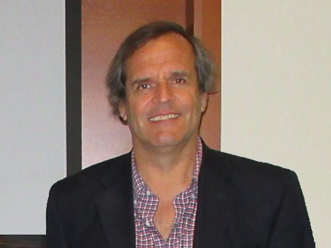 Kent Wilkinson, docente del Instituto Harris, impartió una presentación sobre el mercado latino de TV en Estados Unidos