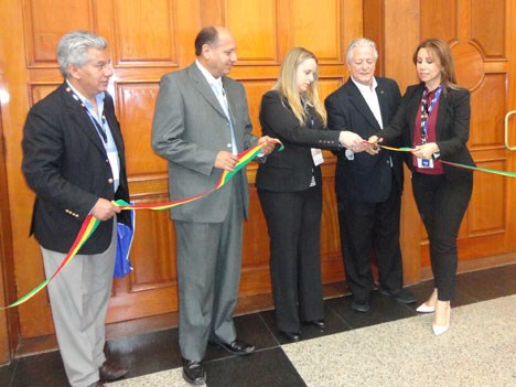 Corte de cinta inaugural: María Soto, de Grupo Isos, acompañada por Roberto García, de Fecotel; César Bohrt, de ATT; Luis Endara, de Certal (Panamá);