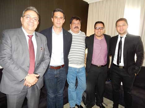José Escalante con Unitel de Bolivia —Carlos Monasterio, Carlos Witchtendahl— más Carlos Documet y Felipe Paez