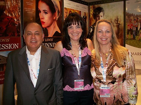 George Shamieh y Chevonne OShaughness, CEO y presidente de ACI, y Cindy Bond, presidente Mission Pictures International