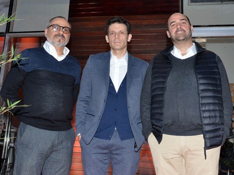 José D’Amato, responsable de América del Sur, y Javier Méndez, responsable de producción de contenidos, ambos de Grupo Mediapro (bordes), junto a Dani