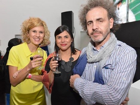 Marcelo Fernández, director artístico de Dos Pandas, y su esposa Aldana junto a Silvina Chaine, productora ejecutiva de Oficina Burman