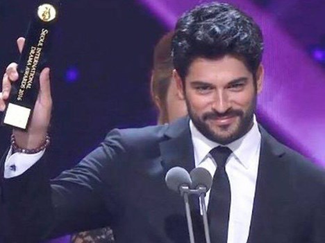 Burak Özçivit, protagonista de Endelss Love en los Seoul Drama Awards 2016