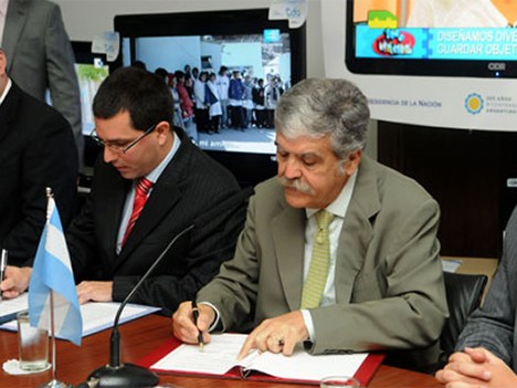 El ministro de Planificación Federal de Argentina, Julio De Vido, junto al ministro de Ciencia y Tecnología venezolano, Alejandro Arriaza