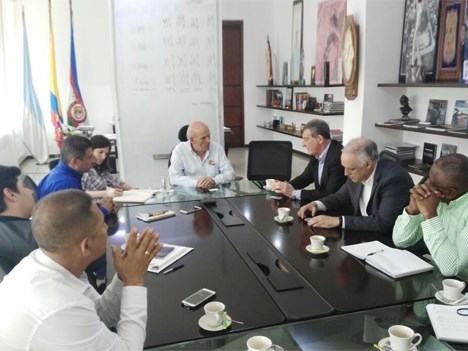 La gerente de Emcali, Cristina Arango, junto al alcalde de Cali, Maurice Armitage, Marcelo Erlich, presidente de ITC Antel, y la Junta de Sintraemcali