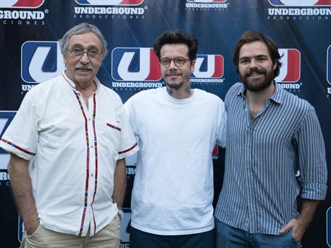 Sebastián Ortega, director creativo y productor general de Underground (centro) con los actores Luis Brandoni y Peter Lanzani
