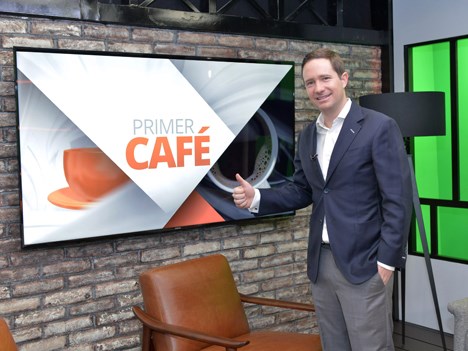 Benjamín Salinas, CEO de TV Azteca, presente en el inicio de transmisiones de adn40, en el programa Primer Café