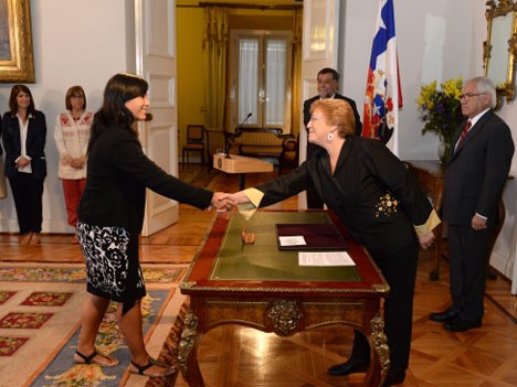 Paola Parra asumió como Ministra frente a la presidenta Michelle Bachelet