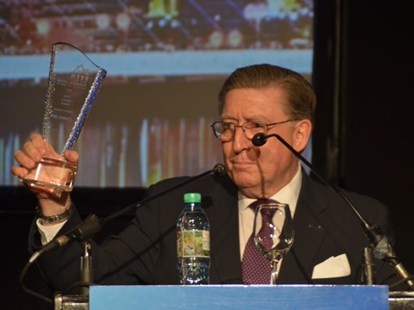 Premio a la trayectoria a Gilberto Guitarte, de CommScope