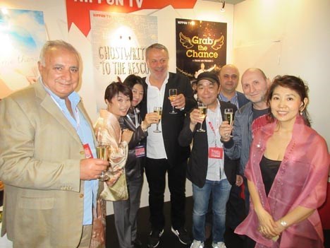 Nippon TV (Japón) vendió Women, su segundo formato guionado, en Turquía: Shigeko Cindy Chino (NTV) rodeada por Fatih Aksoy (Medyapim) y Faruk Bayhan (