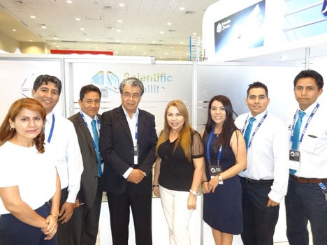 APTC 17 D2 El Ing Tomás Delgado con Edgar, Rosa y Giselle Carrasco, Miriam Vera y y el equipo de Scientific Satellite