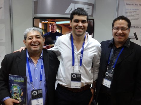APTC 17 D2 Rolando Ojeda, Jorge Saldivar y Ariel Bordón en el stand de Gospell