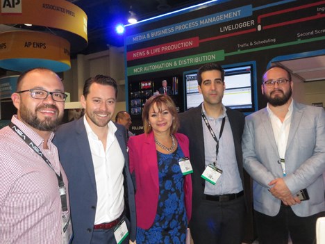 Alfonso Vázquez, Héctor Veytia, de Teletec; Zuney Rojas, de Dell/EMC; y Aaron López, de VSN, en el stand de la marca