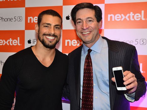 Nextel Brasil Steve Shindler, CEO de NII Holding, junto al actor brasileño Caua Reymond durante una presentación de Nextel hace unos años en Brasil