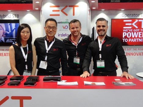 Minjonng Kwon, Gerard Kim, Jill Mulder y Richard Smith, de EKT, en la NAB