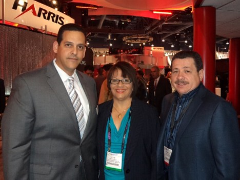 Juanchi Mejía de Harris, con Mette Ayala y Heriberto Roque de RGB Broadcast Services