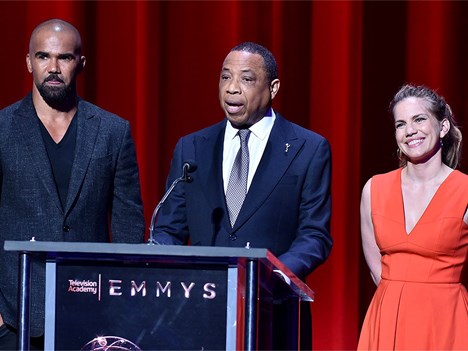 Hayma Washington, director de la Academia, rodeado por los actores Anna Chlumsky (Veep) y Shemar Moore (S.W.A.T)