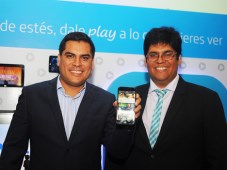 Luis Acuña, director de Marketing Residencial de Movistar Perú, y Christian Navarro, jefe de Comunicación Corporativa de Telefónica del Perú, en el la