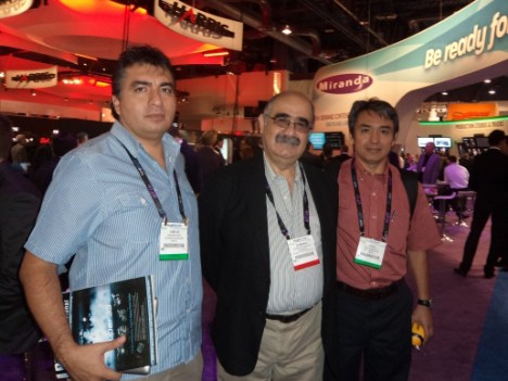 Carlos Rojas y Hugo Parraga de Unitel de Bolivia (extremos) junto a Domingo Simonetta de SVC