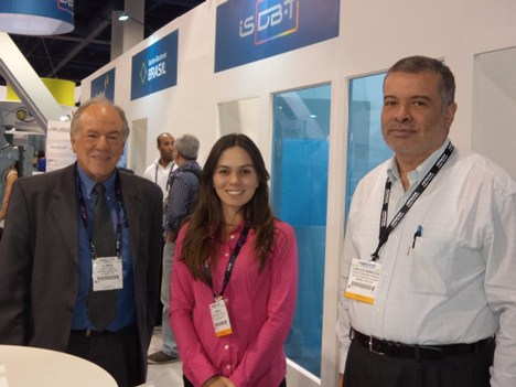Olimpio José Franco vp de SET; Daniela Albino, y Carlos Enrique Ferreira de Hitachi/Linear