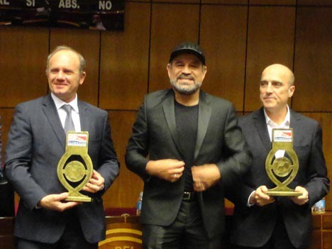 Sergio Veiga, vicepresidente de Fox para el Cono Sur, y Daniel Martínez, intendente de Montevideo (Uruguay), recibieron el Balón de la Amistad, de man