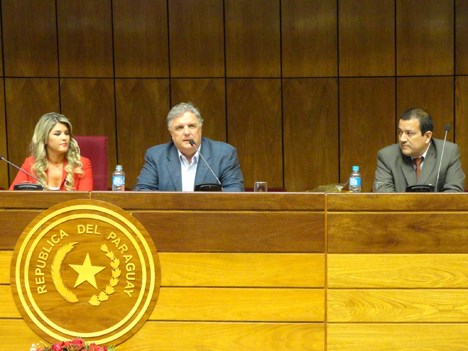 Cynthia Tarragó, diputada de Paraguay, Alejandro Harrison, director de Telecom Argentina, e Felix Morlas, de Acip Paraguay, en el cierre de la Cumbre