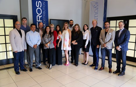 Jonathan Blum junto a Vladimir Perez (Cisneros), Andres Mendoza (Unimas), Mauro Castillejo, Carlos Santos, Alejandra Serna, (Telemundo), Alejandra Palomera (The Palomera Group), Maria Elena Useche y Carlos Mesber, ambos de HighHill Entertainment; Sandra Smester, Jessica Franco, Judging Manager, Marcello Coltro (CMD) y Gabriel Valenzuela
