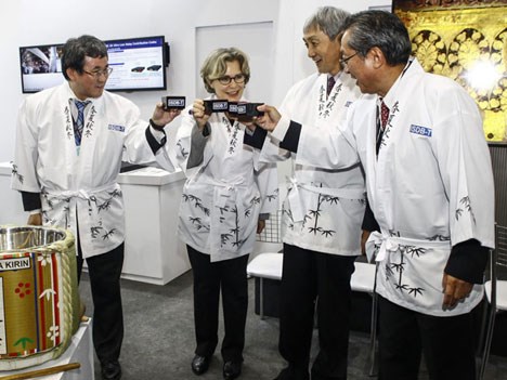 Liliana Nakonechnyj recibe un reconocimiento por parte de los directivos de NHK por su trabajpo en el apoyo al ISDBT