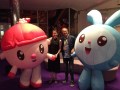 Sergi Reitg y Christine Brindle junto a los personajes BabyRiki