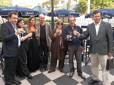 Lanzamiento de En Terapia en Buenos Aires: Martín Bonavetti y Tristán Bauer (extremos) con Mishal Nashiv, Verónica Álvarez y Alejandro Maci, director