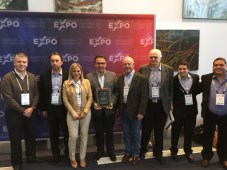 Premio al capítulo CALA con Hernan Benavidez de LibertyVTR, Roberto López de Cabelvisión y Rolando Barja, de Cotas, que lo preside. Lo entregó Jorge S