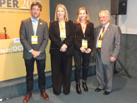 Agustín Garzón, del Enacom, con María Pilar Orge, Ricardo Solari y María Eugenia Muscio, de Caper